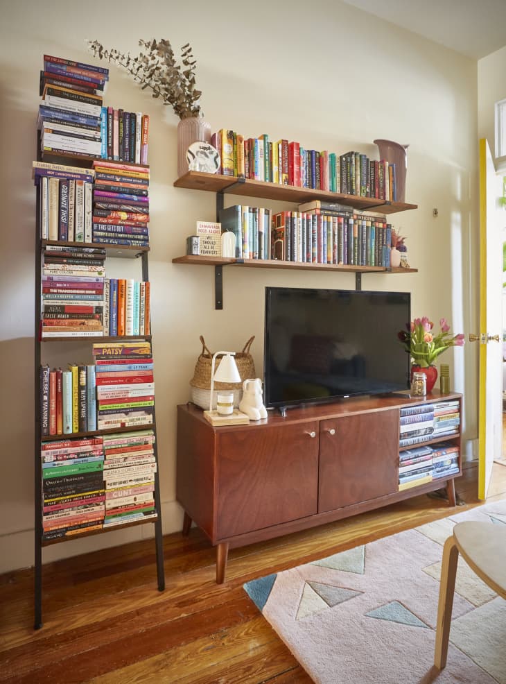 Book display shelving deals